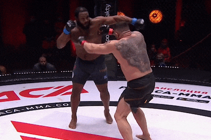 Võ sĩ nặng 120 kg tung đấm khiến đối thủ đổ gục