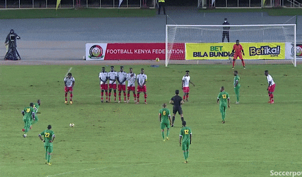 Cú sút phạt xoáy khiến thủ môn bị đánh lừa