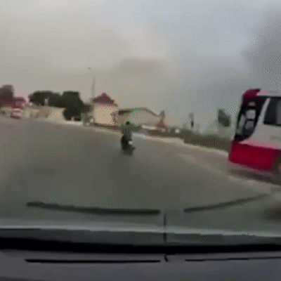 Nhập làn với tốc độ cao, xe khách gây tai nạn cho xe máy