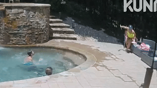 Người phụ nữ chạy thoát kịp thời khi nhánh cây rơi xuống