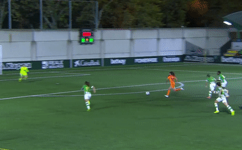 Pha solo loại 3 cầu thủ và ghi bàn từ sân nhà