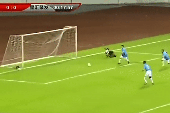 Cười ra nước mắt với bàn phản lưới nhà khó hiểu