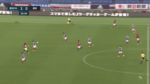 Thủ môn thủng lưới khi sút bóng trúng đồng đội