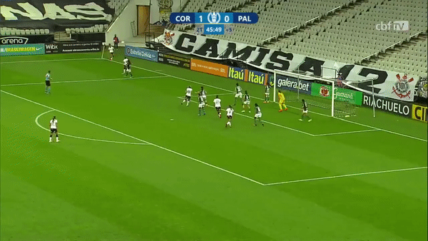 Nữ cầu thủ Brazil đá phạt góc thành bàn