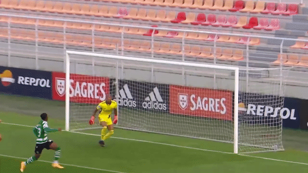 Tiền đạo trẻ lập siêu phẩm theo phong cách của Ibrahimovic