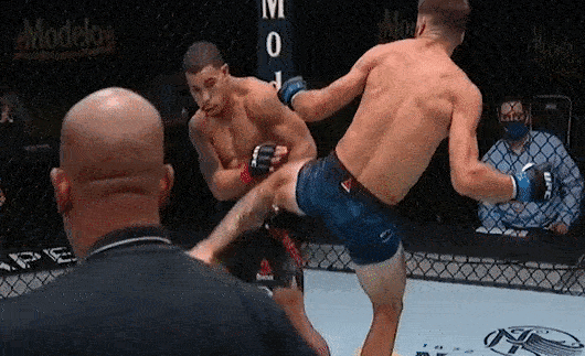 Võ sĩ tung cú đá chân trái hạ đo ván đối thủ sau 41 giây