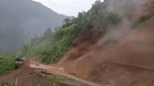 Video: Mưa lũ cuốn 5.000 m3 đất đá gây sạt lở đường ở Lai Châu