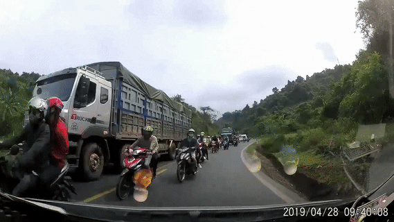 Đoàn phượt thủ lấn làn suýt đâm trực diện vào ôtô