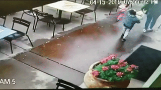 Ôtô mất lái đâm thẳng, ủi bay nhà hàng trên phố