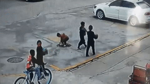 Bé trai bị nắp cống thổi bay lên trời vì nghịch dại đốt pháo