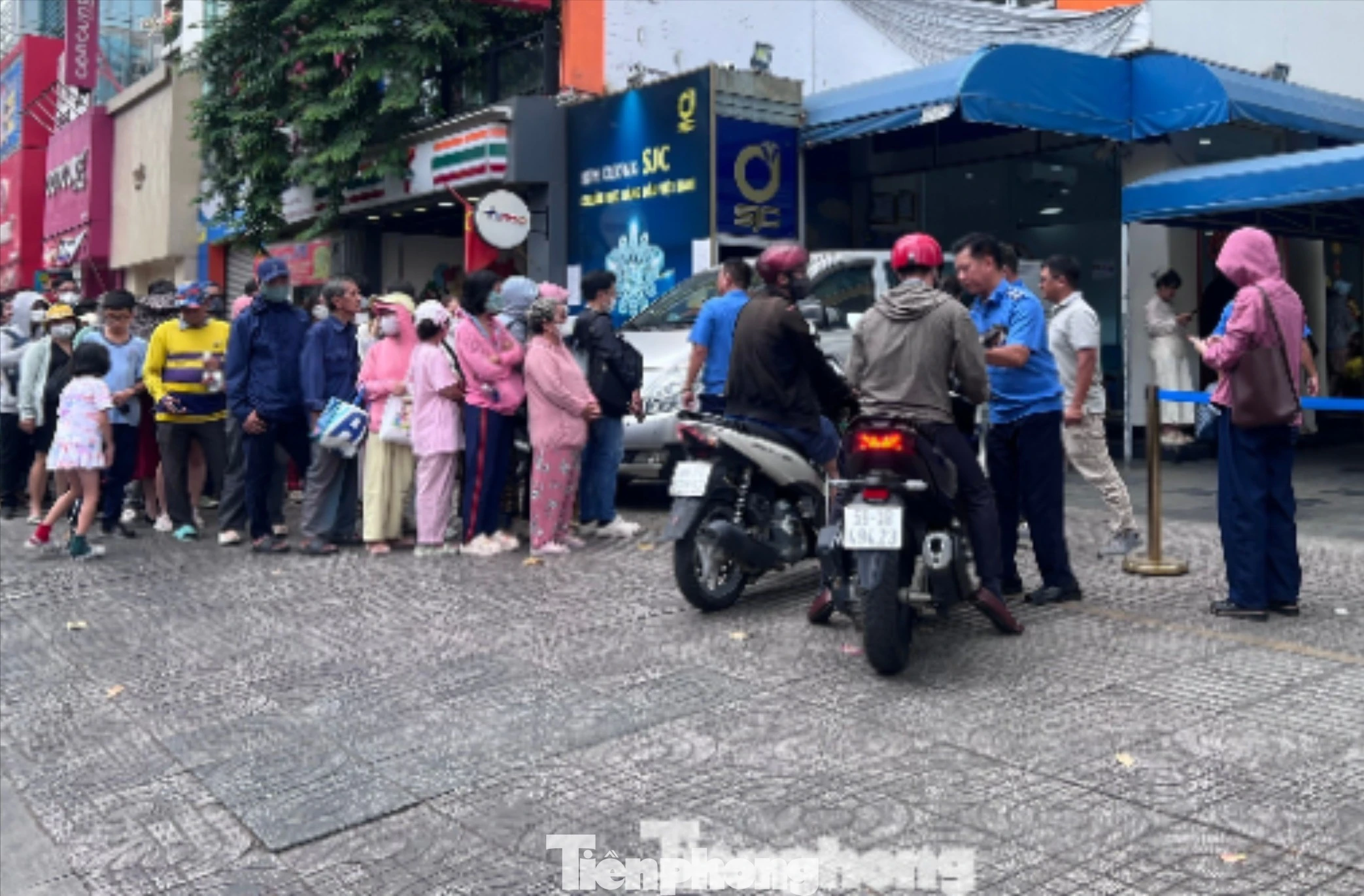 Vàng Thần Tài 0,1 chỉ 'cháy hàng' tại TP.HCM, khách xếp hàng từ sớm