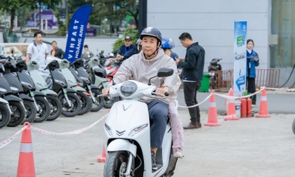 Giá sau ưu đãi chỉ hơn 22 triệu đồng, nhân viên văn phòng tranh thủ chốt VinFast Feliz trong những ngày cuối năm