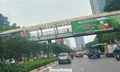 Biển quảng cáo 'bịt' mặt nhiều cầu vượt đi bộ tại Hà Nội