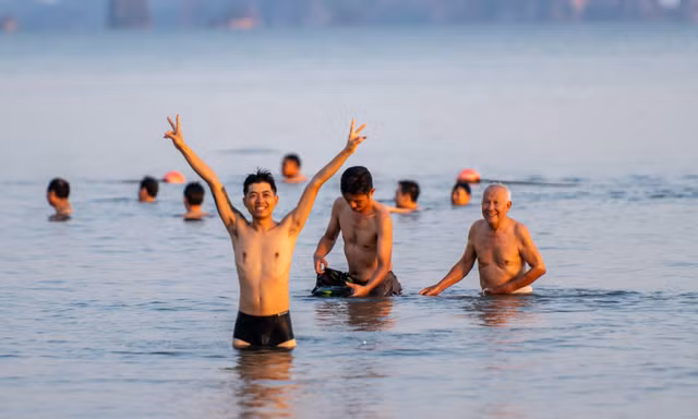 Nhiều người tắm biển Bãi Cháy bất chấp bão Ragasa sắp đổ bộ