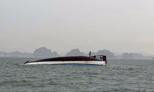 Vụ lật tàu ở vịnh Hạ Long: Người đàn ông bám thanh gỗ để giữ mạng sống