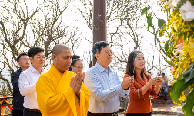 Phó Thủ tướng Mai Văn Chính cùng Phật tử thượng sơn Yên Tử