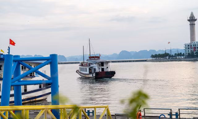 Chưa có lệnh cấm biển, tàu du lịch vịnh Hạ Long đã ‘rủ nhau’ đi tránh bão