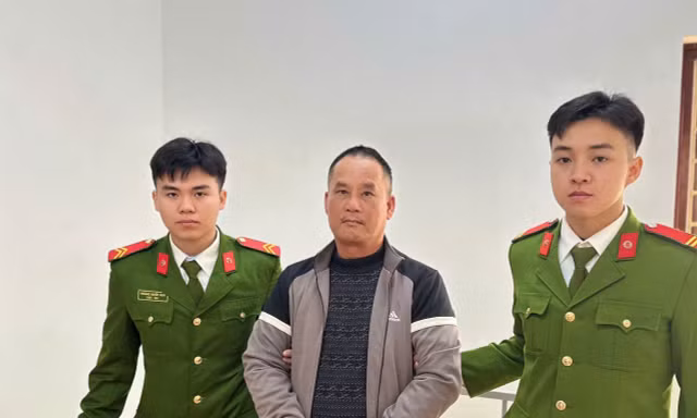 Đối tượng Đoàn Văn Sáng (áo xám) tại Cơ quan Công an.