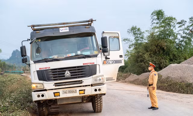Cảnh sát giao thông Công an tỉnh Quảng Ninh vào cuộc sau phản ánh của Báo Tiền Phong