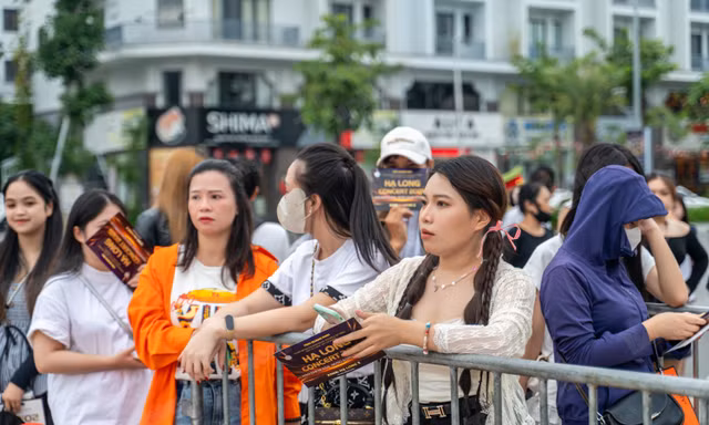 Người dân xếp hàng từ sớm chờ đêm diễn Hạ Long concert 2025
