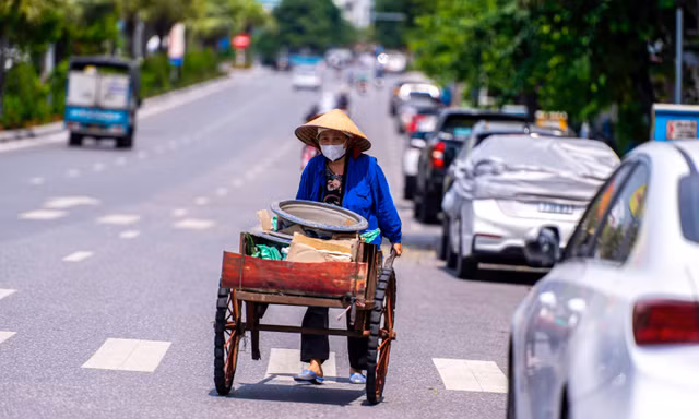 Người dân Quảng Ninh oằn mình trong cái nắng hơn 40 độ