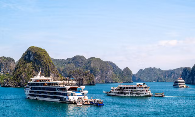 Lắp đặt thiết bị liên lạc AIS trên toàn bộ tàu tham quan vịnh Hạ Long