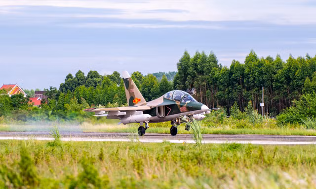 Tiếp nhận phi đội 8 máy bay Yak-130 phục vụ nhiệm vụ A80
