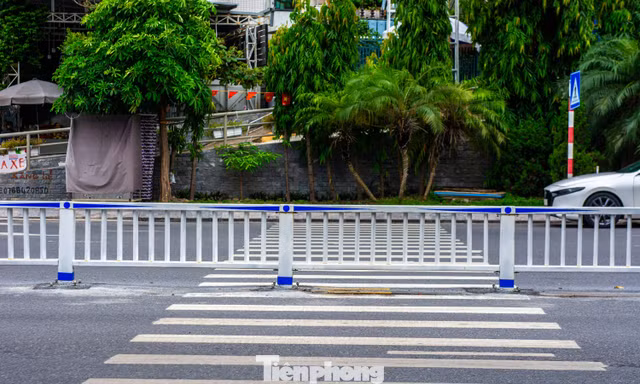 Kỳ lạ dựng hàng rào sắt giữa đường để làm dải phân cách ở Quảng Ninh