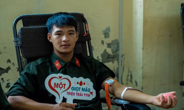 Gần 1.000 chiến sĩ Trung đoàn CSCĐ Đông Bắc hiến máu cứu người