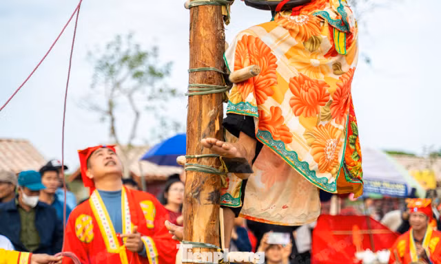 Người Sán Dìu ‘chân trần leo trên lưỡi đao’ khiến người xem thót tim