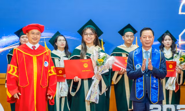 Gần 300 tân khoa Trường ĐH Hạ Long có việc làm ngay khi nhận bằng