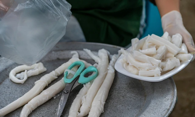 Độc lạ bánh 'gật gù' khách ăn cả cân không chán