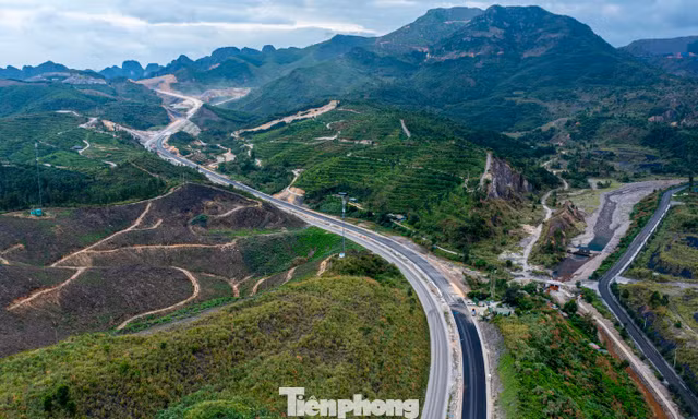 Trên công trường dự án hơn 1.800 tỷ 'phá núi mở đường' của Quảng Ninh