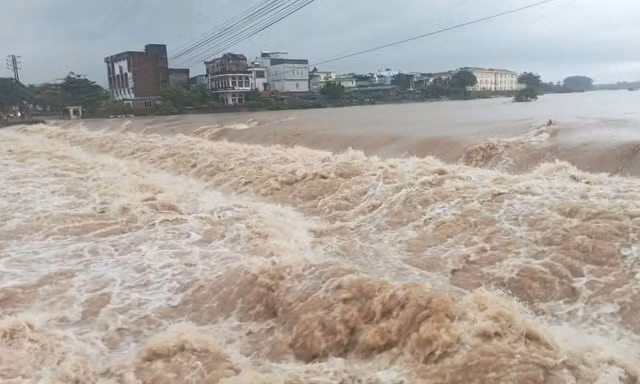 Mưa trắng trời, nhiều nơi ở Quảng Ninh ngập sâu