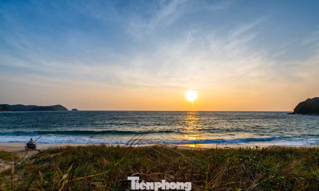 Độc lạ hòn đảo ngắm hoàng hôn, bình minh ở Quảng Ninh
