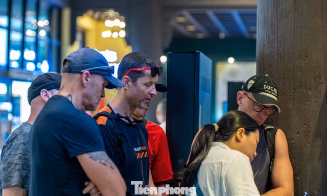 Khách quốc tế nườm nượp đến vịnh Hạ Long 