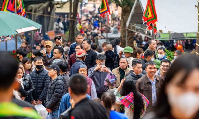 Hàng vạn người trẩy hội chùa Bắc Nga