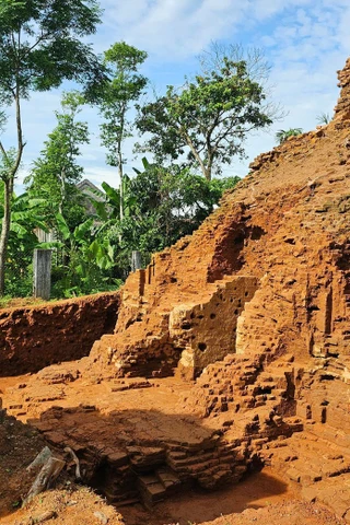 Tiếp tục khai quật di tích Tháp đôi Chăm-pa độc nhất tại Huế