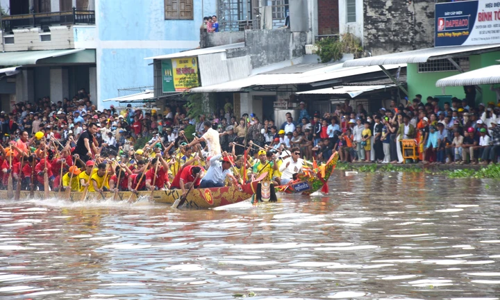 Những chiếc ghe ngo lướt nhanh trên mặt nước, tay chèo nhịp nhàng. Các đội thi bung hết sức, tạo nên màn rượt đuổi nghẹt thở giữa tiếng hò reo cuồng nhiệt của người xem dọc đôi bờ.