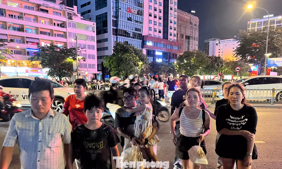 Người dân đổ dồn về trung tâm TPHCM chờ xem pháo hoa 