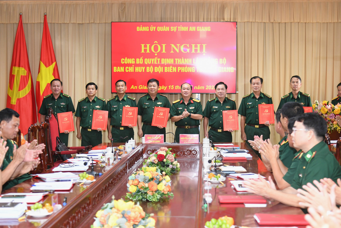 Đại tá Nguyễn Văn Ngành - Chỉ huy trưởng Bộ CHQS tỉnh An Giang trao quyết định cho các cán bộ. Ảnh: Phương Vũ. pvu-5748.jpg