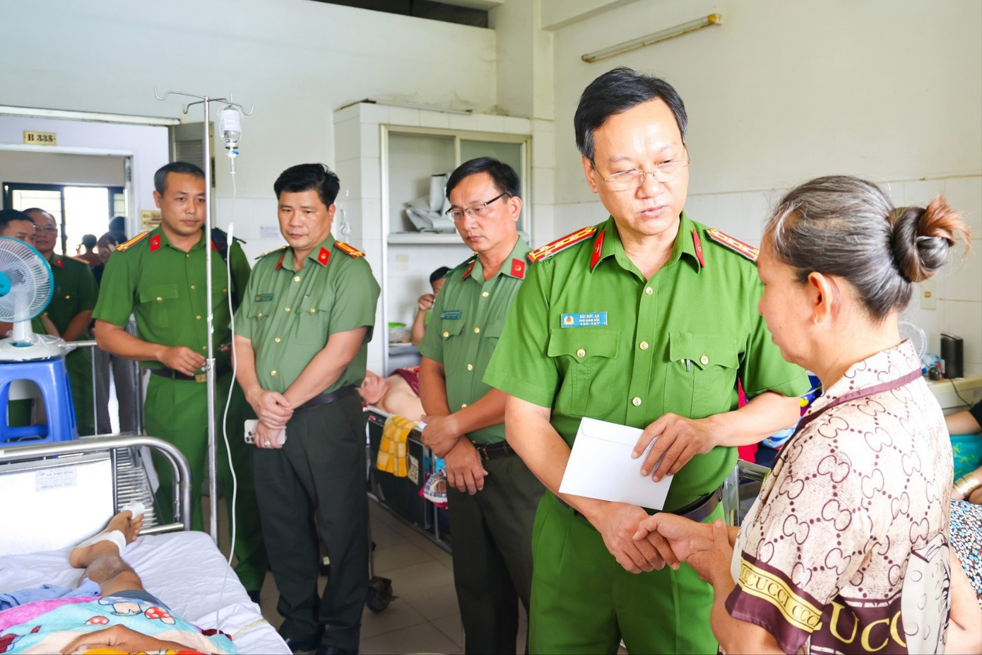 Đại tá Bùi Đức An - Phó Giám đốc Công an TP. Cần Thơ thăm hỏi, trao kinh phí hỗ trợ cho gia đình anh Tài. 528128756-762845496140064-7714428320545018229-n-730.jpg