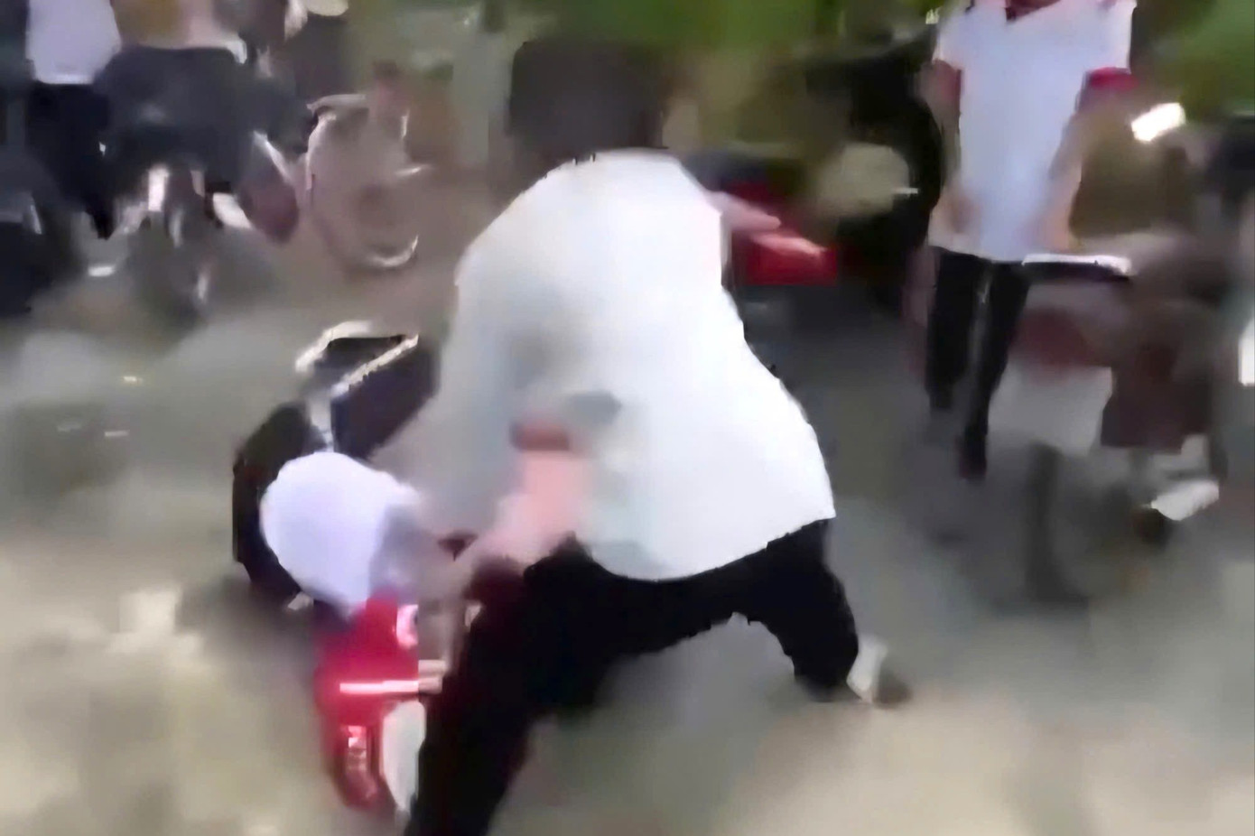 Hình ảnh nhóm học sinh dùng mũ bảo hiểm đánh em A. Ảnh cắt từ clip. z7181021338535-f2fb50ff00d00604b37bfb28e56623f7-3945.jpg