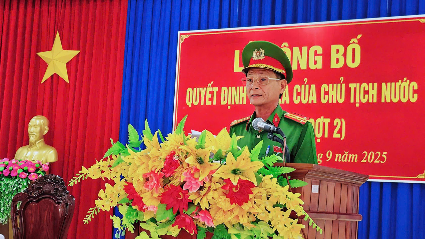 Thượng tá Võ Văn Vũ - Phó Giám thị, phụ trách Trại giam Kênh 7 công bố Quyết định đặc xá của Chủ tịch nước. z6965904524229-cee2409fa0dacb5b44069dbe59e6758e.jpg