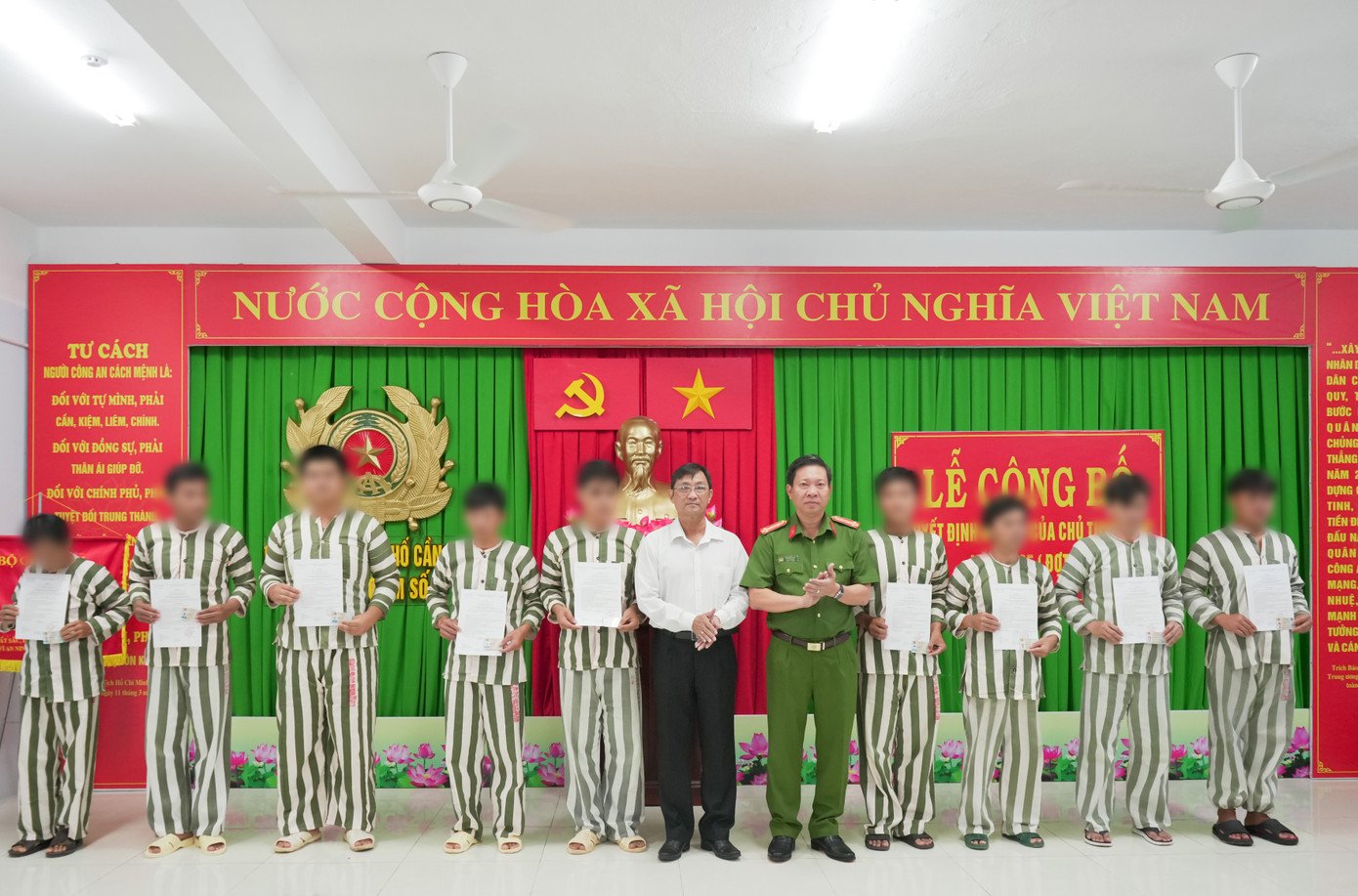 Công an thành phố trao Quyết định đặc xá cho các phạm nhân đủ điều kiện. h2.jpg