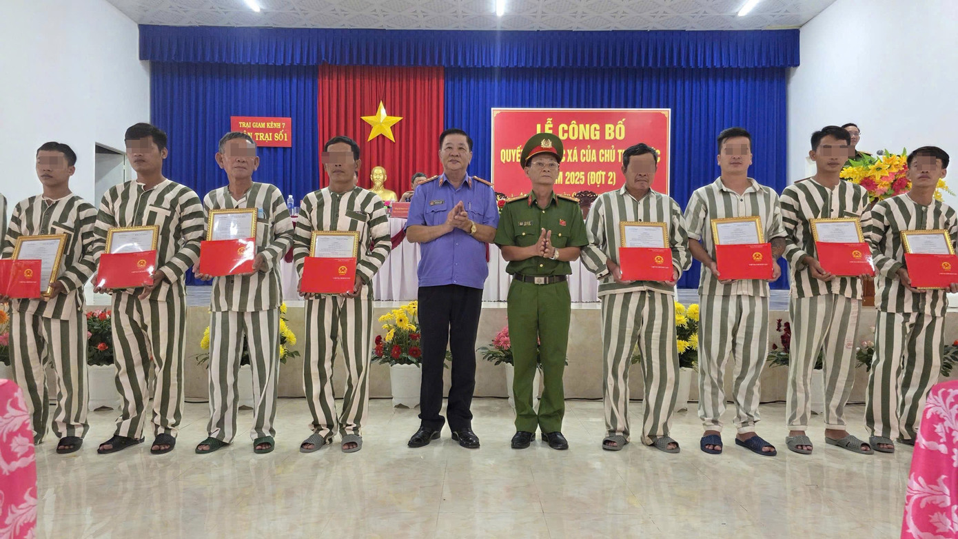 Lãnh đạo Trại giam Kênh 7 và VKS tỉnh An Giang trao quyết định đặc xá và chứng chỉ đào tạo nghề cho phạm nhân được đặc xá. z6965904524257-8be4f2ee6ddbfbe376137e1adabf134d.jpg