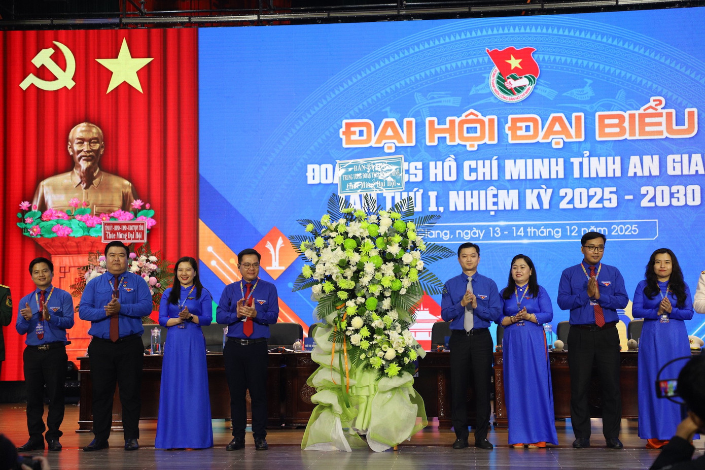 Ban Bí thư Trung ương Đoàn tặng hoa chúc mừng Đại hội. img-1832.jpg