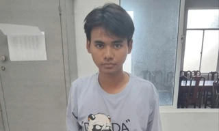 Cháu nội rủ bạn về phá cửa trộm sạch vàng và tiền của bà