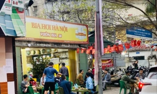 Hà Nội: Nhiều hàng quán kê kín bàn ghế lấn chiếm vỉa hè sau Tết