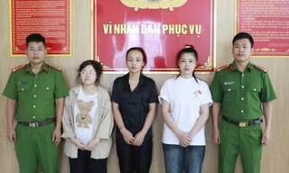 Công an đột kích, bắt 5 đối tượng sử dụng ma túy, thu giữ hàng chục dao, kiếm, mác